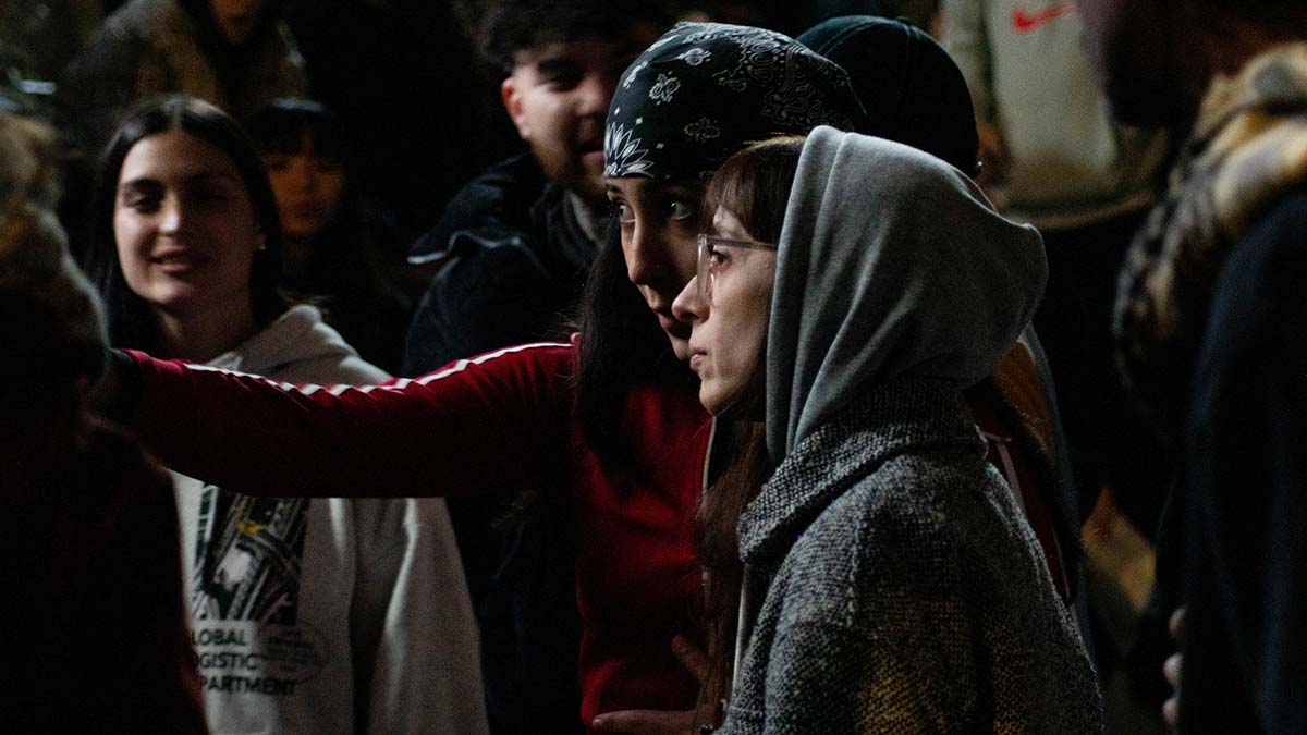 ingride santos en un entorno urbano durante el rodaje de su película ruido, ambientada en el mundo del freestyle.