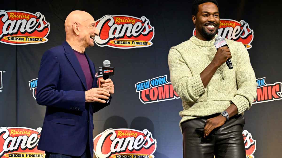ben kingsley y yahya abdul-mateen ii en la presentación del trailer en la ny comic con 