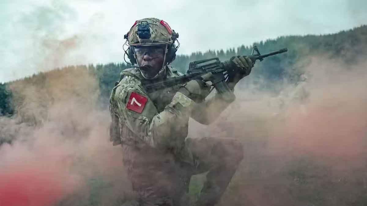 alan ritchson en war machine (maquina de guerra)