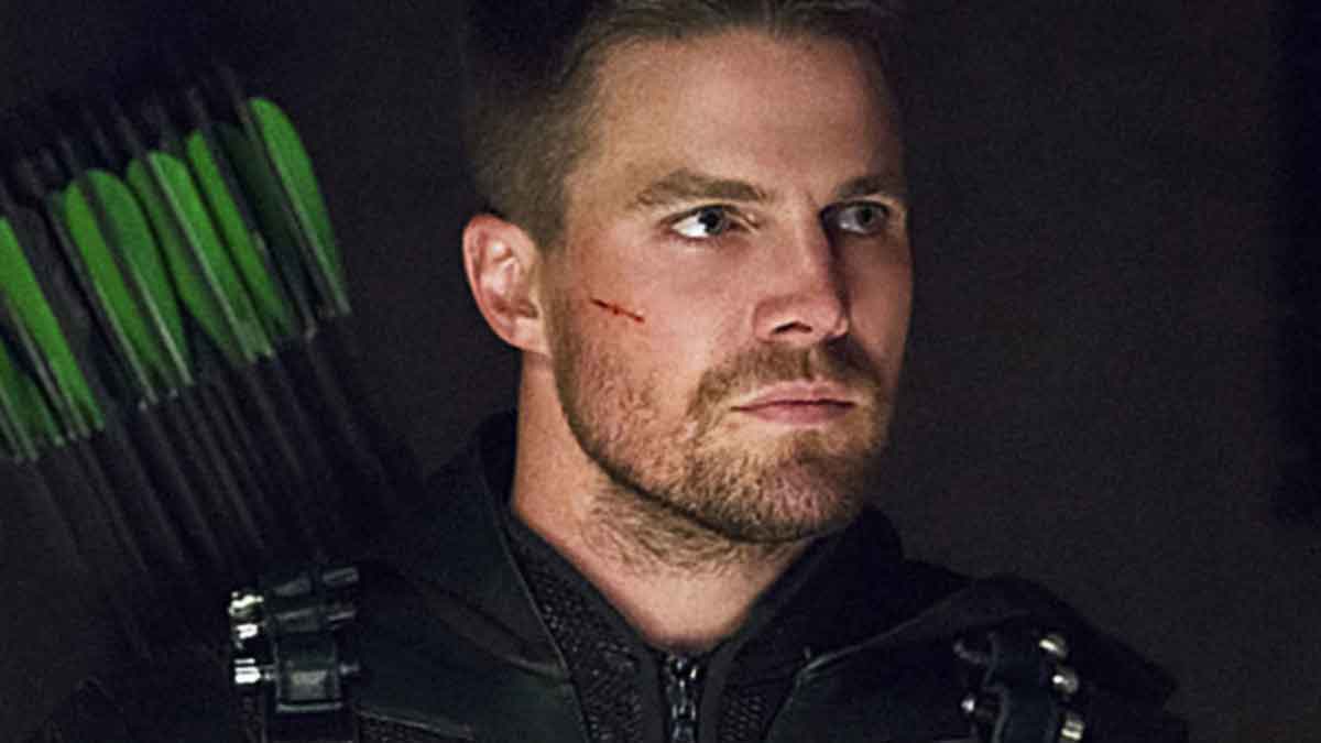 stephen amell protagonizar&aacute; el reinicio de los vigilantes de la playa