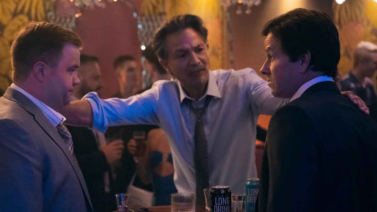 paul walter hauser, benjamin bratt y mark wahlberg