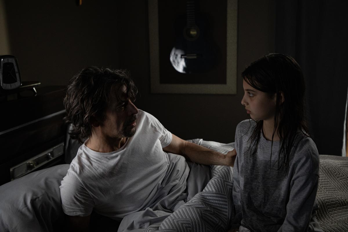 Cosette Silguero explica por qué su personaje en La Ahorcada es mucho más que “la niña que ve cosas” eduardo noriega junto a cosette silguero-en-la-ahorcada