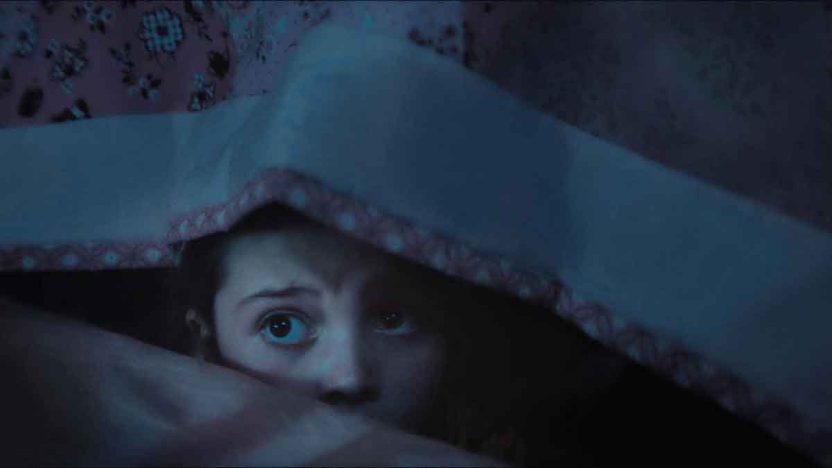 fotograma atrapando a un monstruo