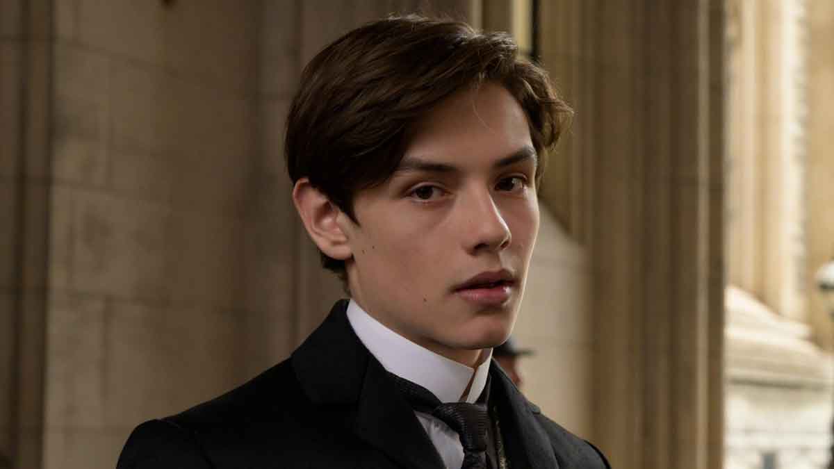 louis partridge en enola holmes james bond