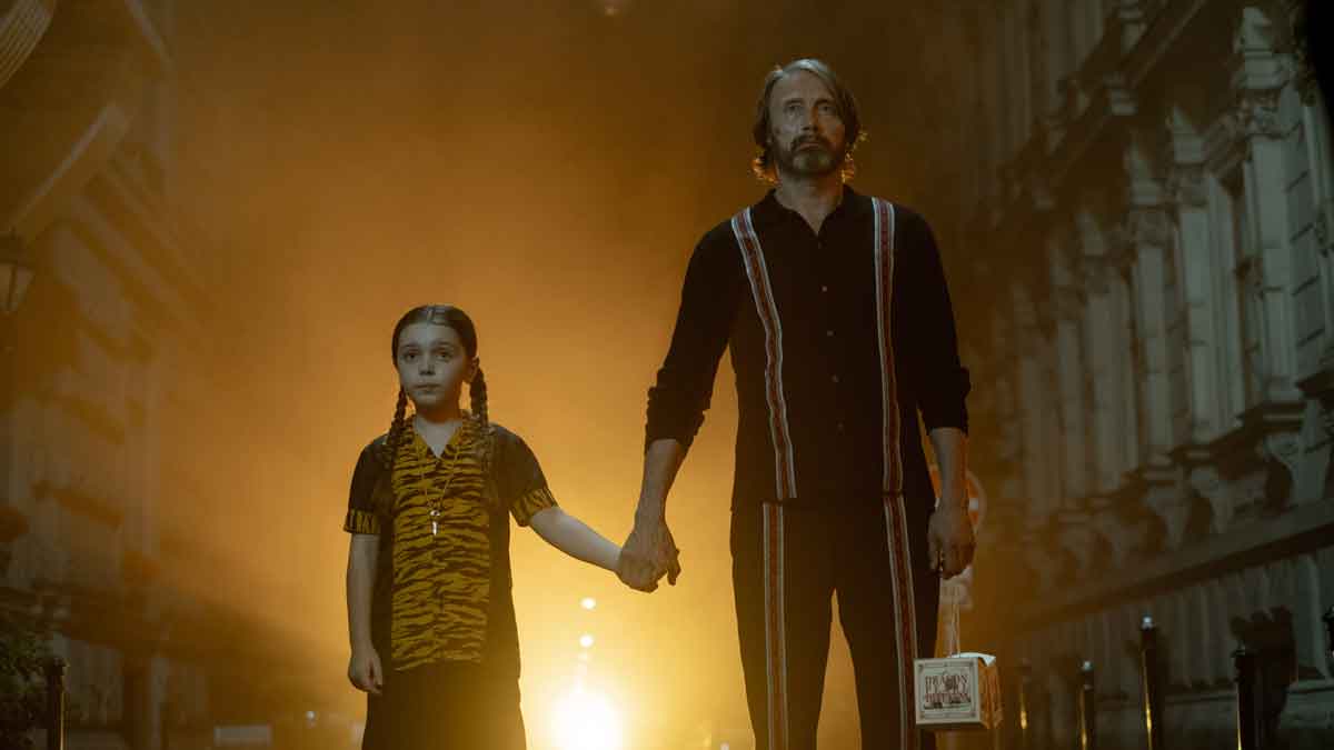 mads mikkelsen y sophie sloan en atrapando a un monstruo