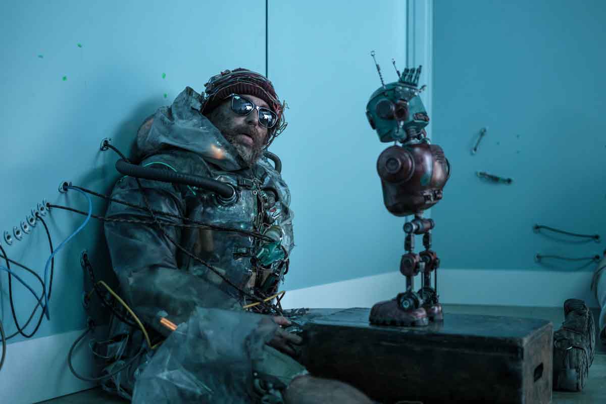 Buena suerte, pásalo bien, no mueras convierte el caos sci-fi en una crítica feroz a la inteligencia artificial buena suerte, pásalo bien, no mueras: crítica sin spoilers